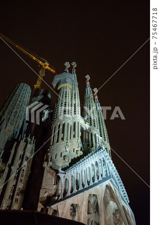 夜にライトアップされたサグラダファミリア スペインバルセロナにての写真素材