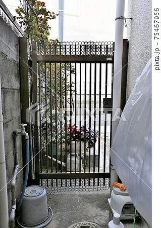 猫よけシート 勝手口の門扉に設置の写真素材