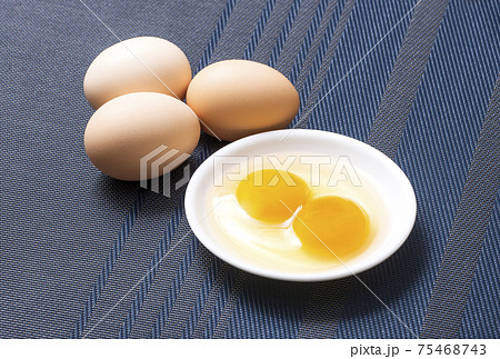 ニ黄卵 双子卵 大きな卵 縁起物 希少たまご にこちゃん卵 の写真素材