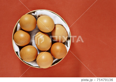 Eggs in round box Eggs in round box 75470136