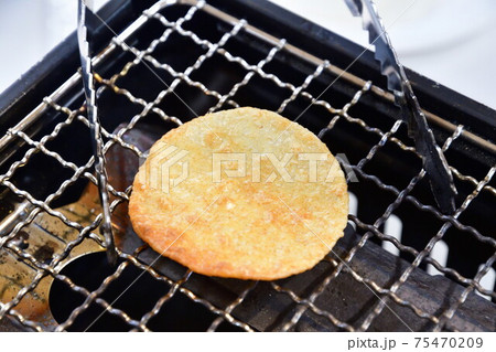 せんべい焼き体験 75470209