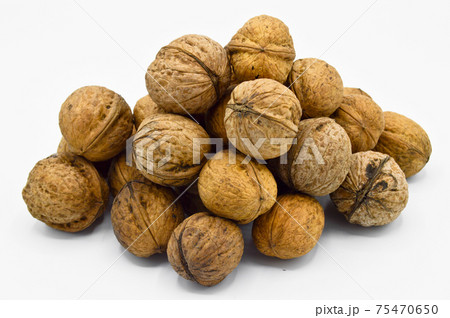 Healthy and nutritious beige brown walnut grains 75470650