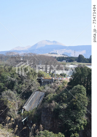 数鹿流崩之碑展望所より望む阿蘇大橋の残骸 数鹿流崩之碑展望所より望む阿蘇大橋の残骸 75473494