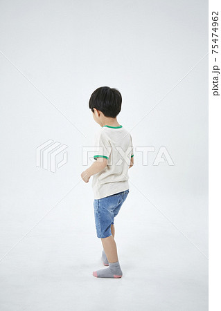 子供 後姿 少年 75474962