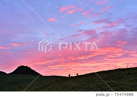 四国で最も美しい山「三嶺(みうね)」の夕焼け 四国で最も美しい山「三嶺(みうね)」の夕焼け 75474986