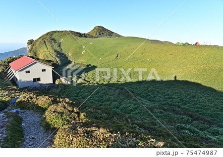 四国で最も美しい山「三嶺(みうね)」の朝 四国で最も美しい山「三嶺(みうね)」の朝 75474987