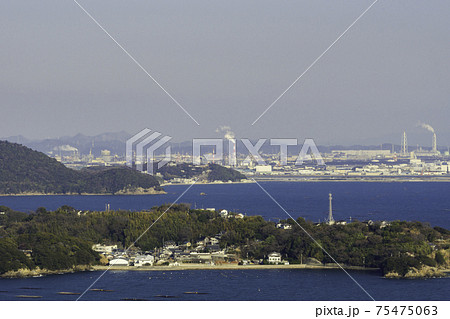 万葉の岬からの播磨臨海工業地帯　兵庫県相生市 75475063