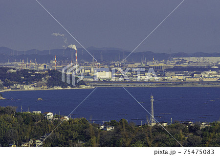 万葉の岬からの播磨臨海工業地帯　兵庫県相生市 75475083