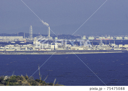 万葉の岬からの播磨臨海工業地帯　兵庫県相生市 75475088