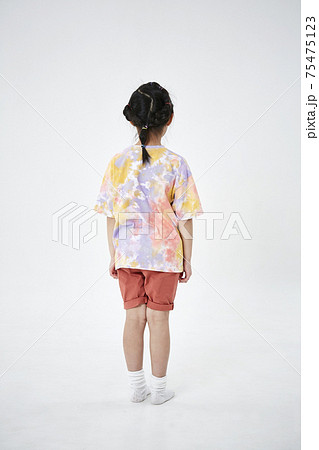 子供 後姿 少女 75475123