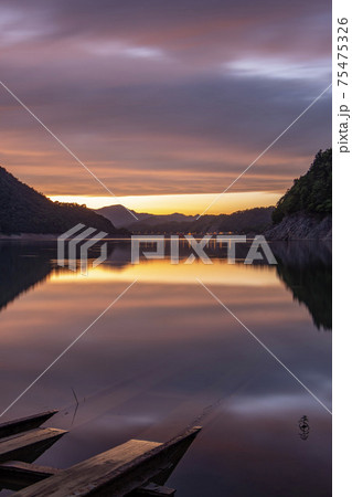 秋の士別市岩尾内湖の夕景 秋の士別市岩尾内湖の夕景 75475326