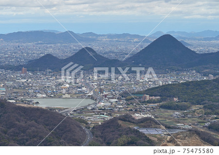 四国香川県讃岐平野のおむすび山三兄弟 四国香川県讃岐平野のおむすび山三兄弟 75475580