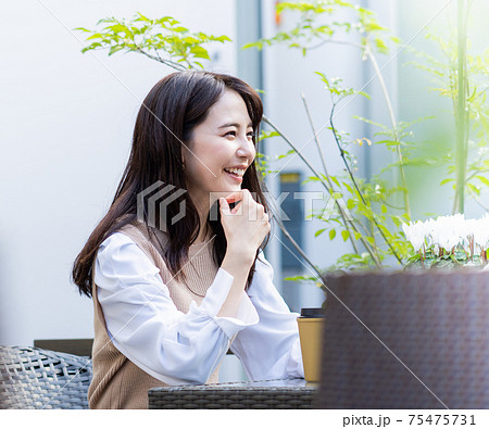 カフェでお茶をする女性 カフェでお茶をする女性 75475731