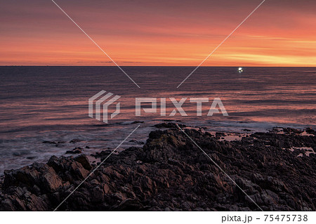 雄武町日の出岬 朝焼けに染まるオホーツク海と漁船の風景 75475738