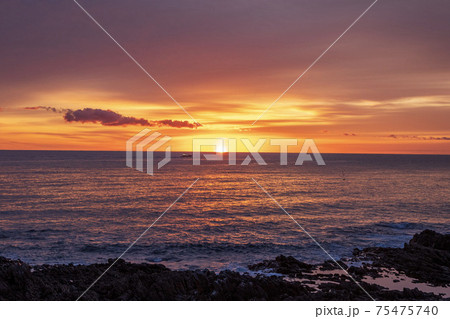 雄武町日の出岬 朝焼けに染まるオホーツク海と漁船の風景 75475740