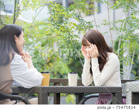 カフェでお茶をする女性 75475814