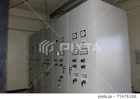 農業用揚水ポンプ場の配電盤 農業用揚水ポンプ場の配電盤 75476106