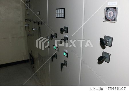 農業用揚水ポンプ場の配電盤 75476107