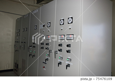 農業用揚水ポンプ場の配電盤 75476109