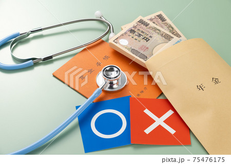 年金手帳とお金のイメージ 年金手帳とお金のイメージ 75476175