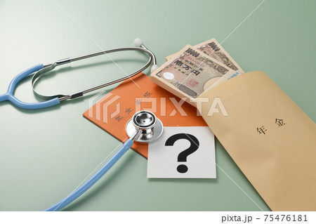 年金手帳とお金のイメージ 年金手帳とお金のイメージ 75476181