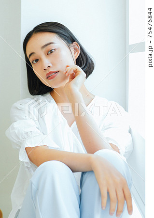 若い女性のヘアスタイル、スキンケア、ビューティーイメージ 若い女性のヘアスタイル、スキンケア、ビューティーイメージ 75476844