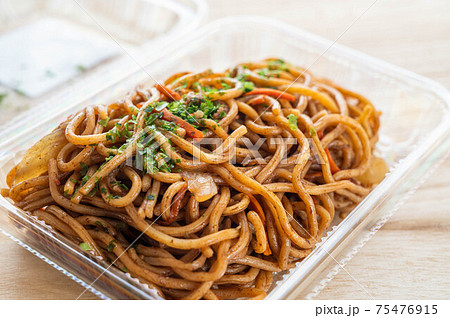 パック入りの焼きそば 75476915