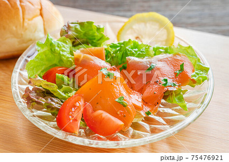 スモークサーモンのカルパッチョ 75476921