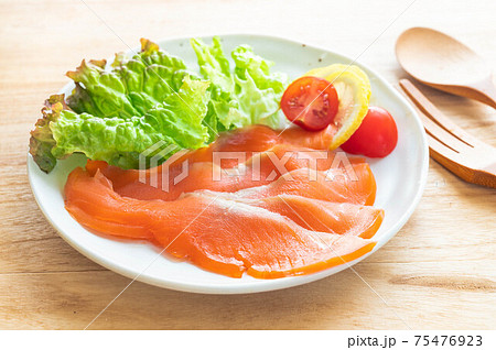 スモークサーモン 75476923