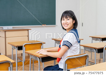 笑顔の女子学生　制服 75477075