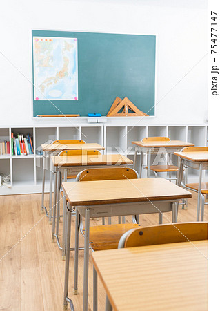 学校の教室 75477147