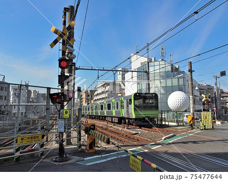 山手線の踏切　E235系 75477644