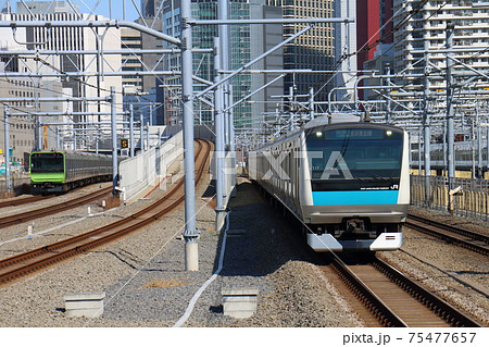 東京高輪ゲートウェイ駅の京浜東北線E233系と山手線E235系電車 75477657