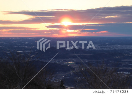 日本の美しい朝日 75478083