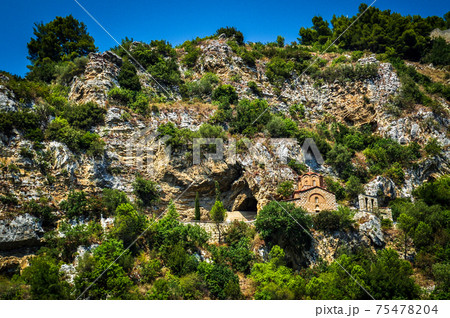 アルバニア、ベラトの山と教会 アルバニア、ベラトの山と教会 75478204