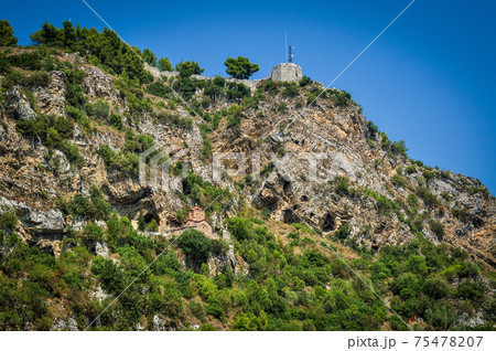 アルバニア、ベラトの山と教会 アルバニア、ベラトの山と教会 75478207