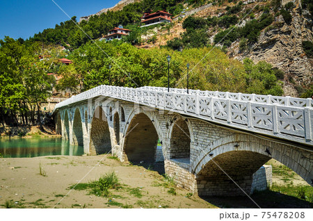 アルバニア、ベラトのオスマン帝国時代の街並み アルバニア、ベラトのオスマン帝国時代の街並み 75478208