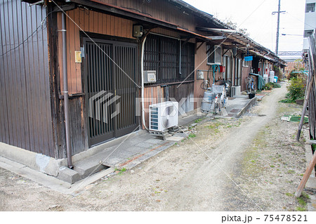 雰囲気のあるビンテージな町並みの風景 75478521