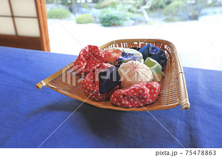 和室に置かれたお手玉 75478863
