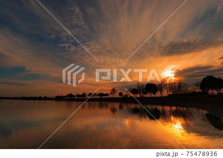 夕焼けリフレクション 夕焼けリフレクション 75478936