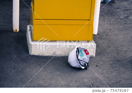 転がったヘルメット 転がったヘルメット 75479167