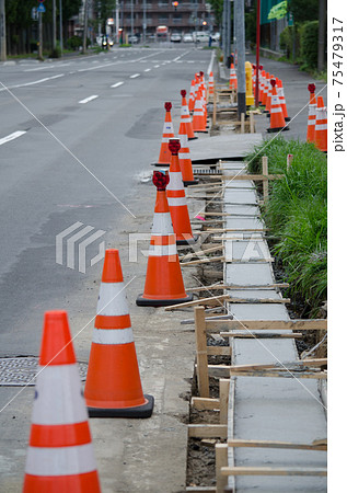 工事中の道路 工事中の道路 75479317