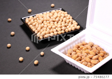 大豆とパック入りの納豆 75480277