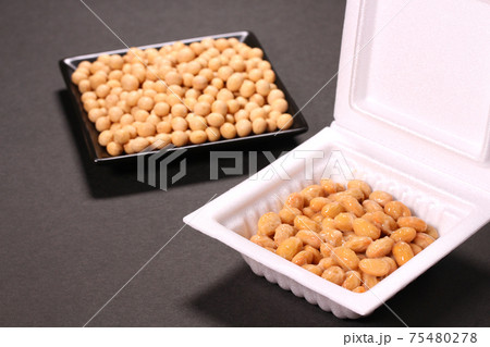 大豆とパック入りの納豆 75480278