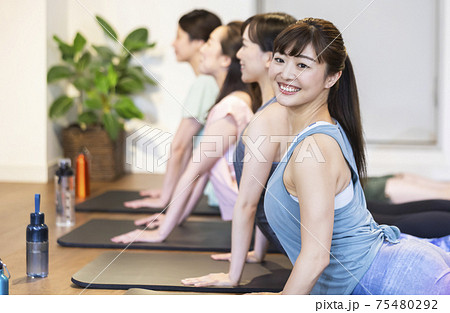 ヨガをする女性 ヨガをする女性 75480292