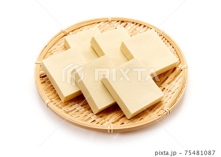 笊に並べた和食素材の高野豆腐 75481087