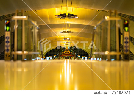 アジア　タイ　バンコク　リゾート　スワンナプーム国際空港　夏休み　観光　名所　飛行機　タイ国際航空 75482021