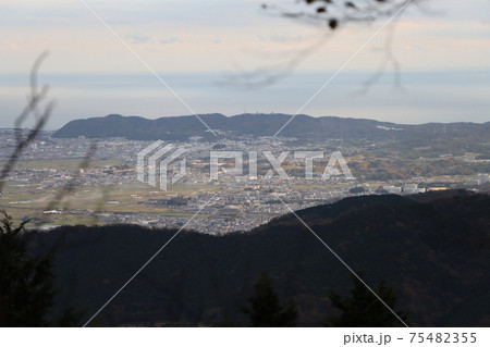 大山見晴台付近の九十九曲ハイキングコースから見下ろした夕方の神奈川県の平地 大山見晴台付近の九十九曲ハイキングコースから見下ろした夕方の神奈川県の平地 75482355
