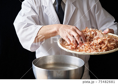 鰹節を鍋に入れる板前 鰹節を鍋に入れる板前 75482681