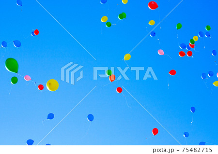 青空　バルーンセレモニー　風船飛ばし　空　雲　背景素材 75482715